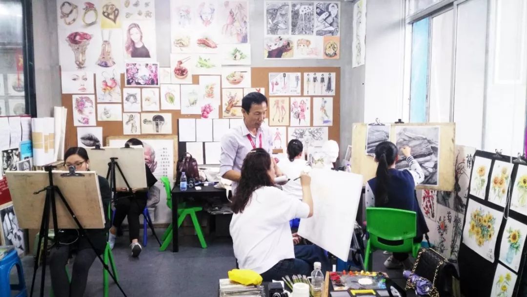 樹(shù)華美術(shù)上課場(chǎng)景