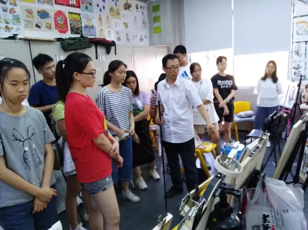 樹(shù)華美術(shù)上課場(chǎng)景