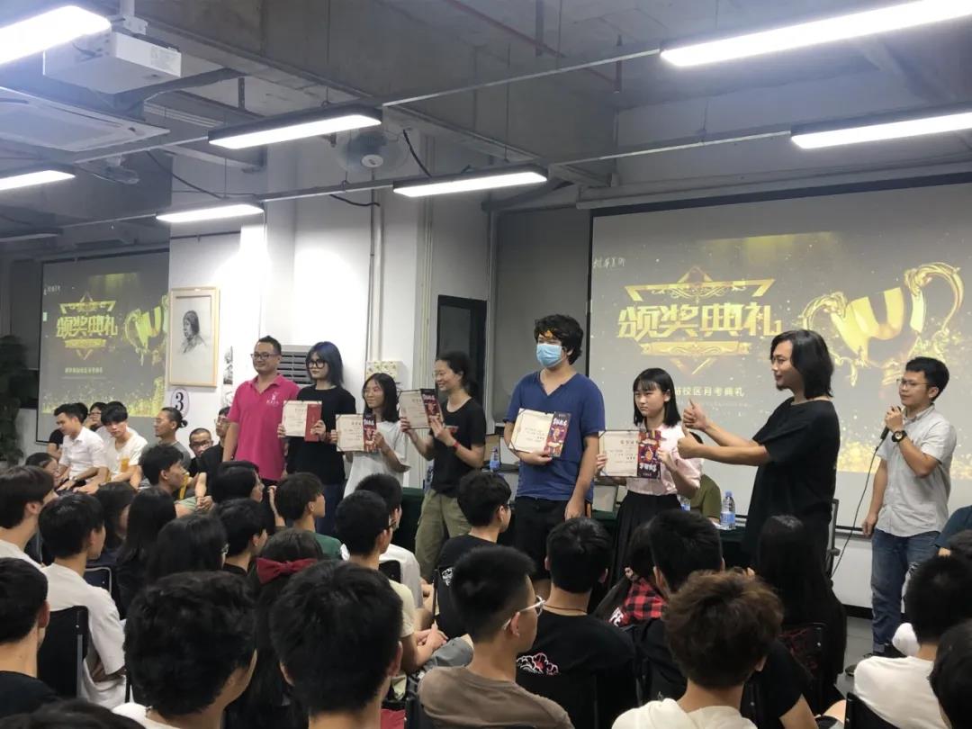 樹(shù)華畫(huà)室8月頒獎(jiǎng)禮